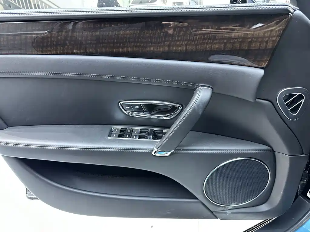 Bentley Flying Spur — миниатюра 6