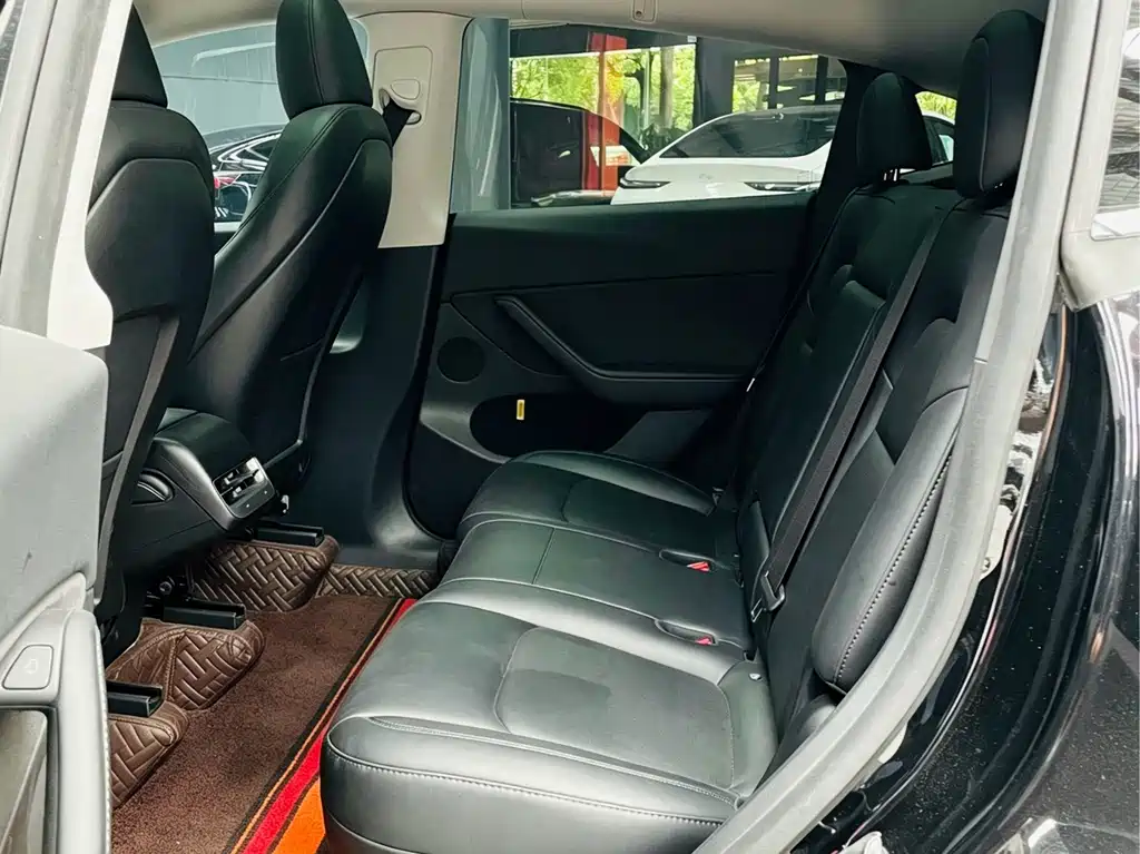 Tesla Model Y — миниатюра 13