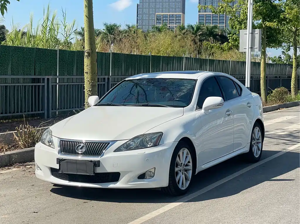 Lexus IS