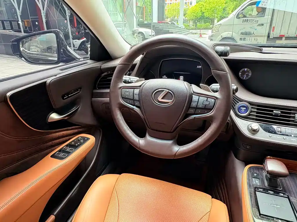 Lexus LS — миниатюра 7