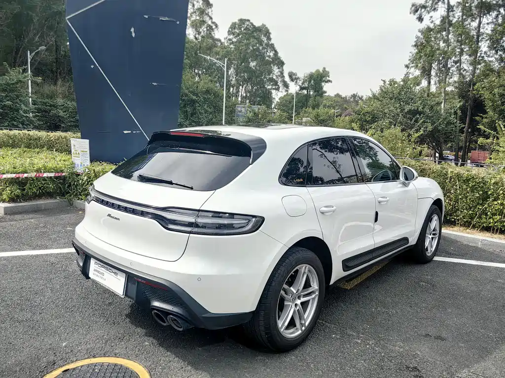 PORSCHE MACAN