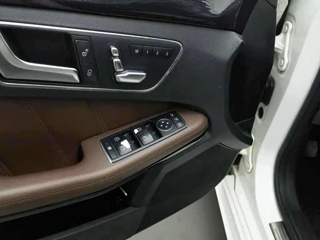 Mercedes-Benz E-Class — миниатюра 9