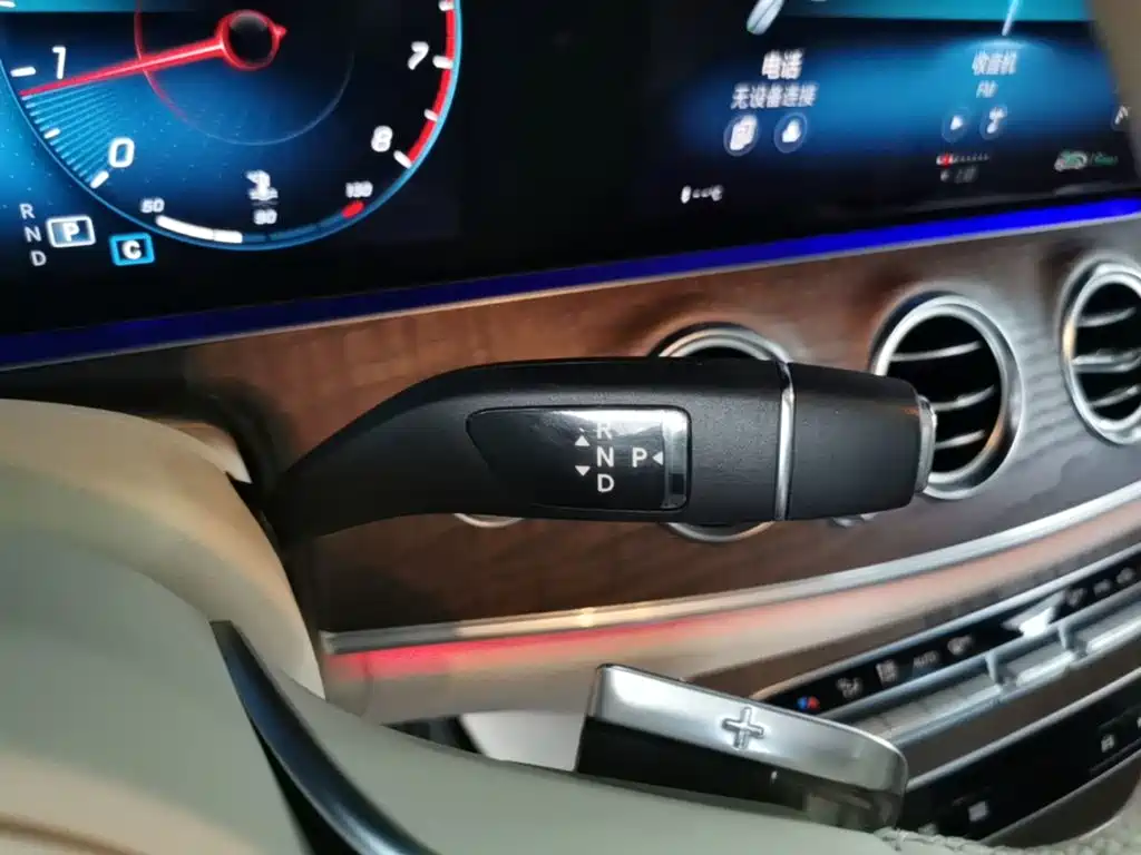Mercedes-Benz E-Class — миниатюра 13