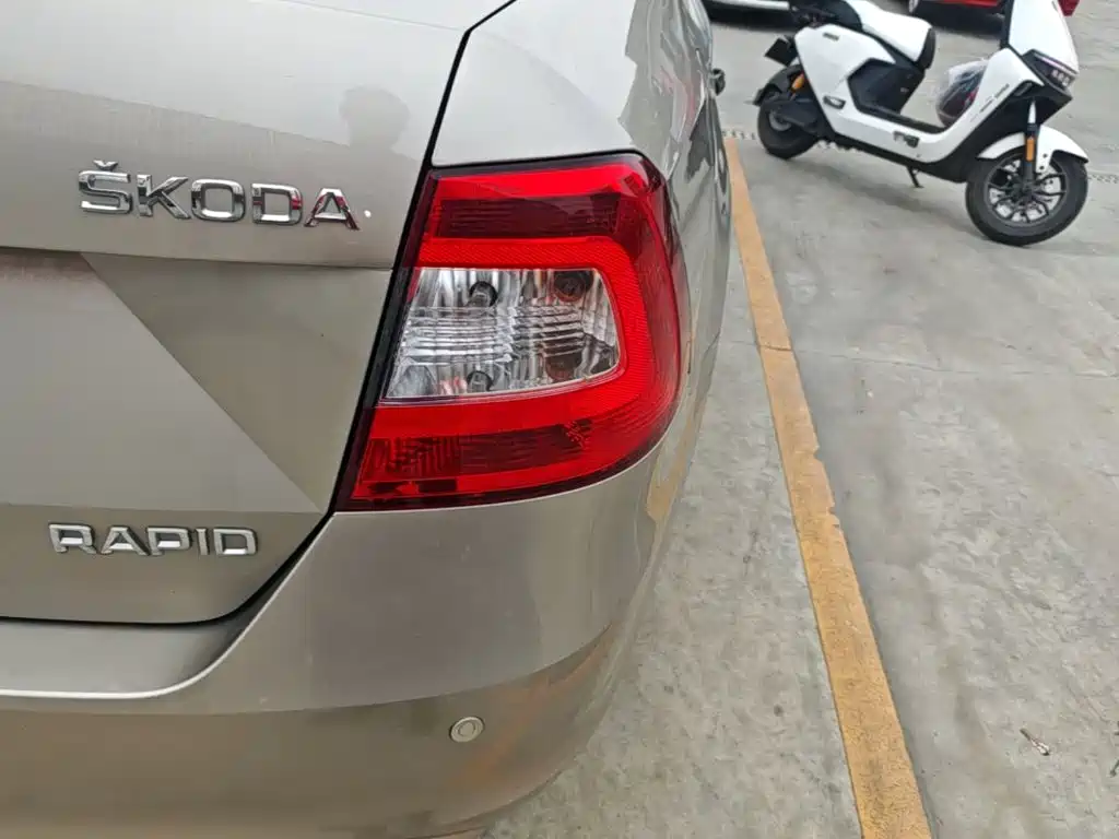 Skoda Rapid — миниатюра 8