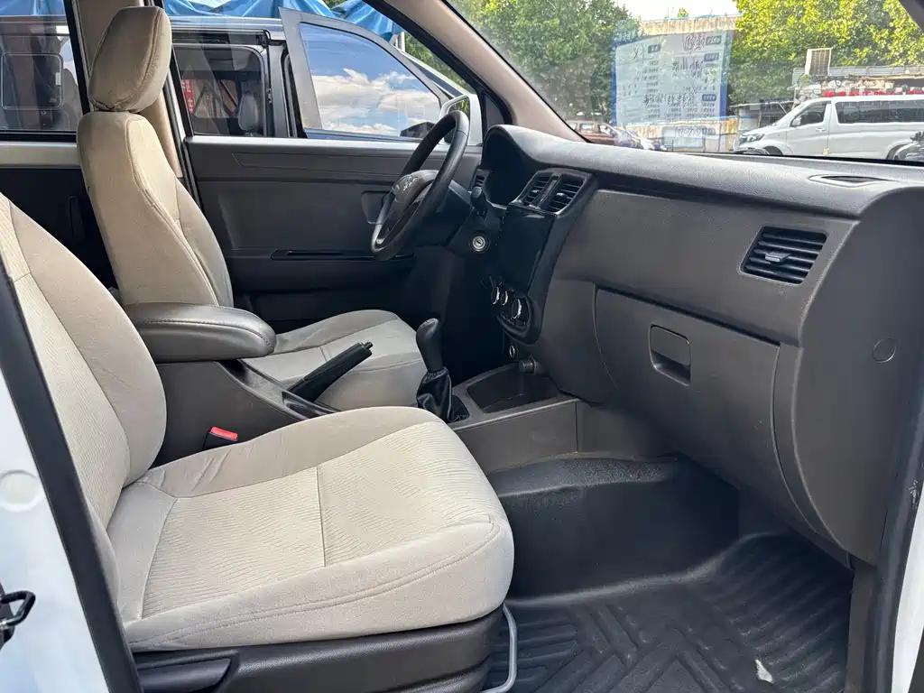 Wuling Rongguang V — миниатюра 13