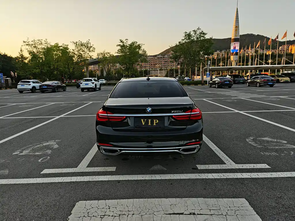 BMW 7 Series — миниатюра 8
