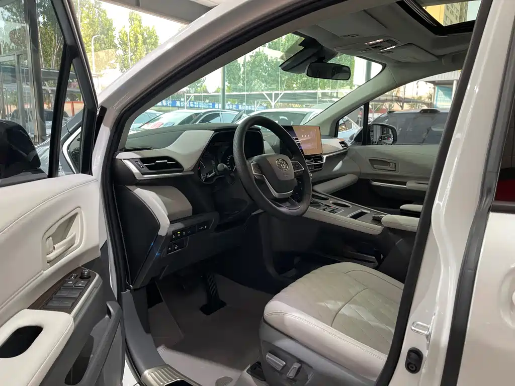 Toyota Sienna — миниатюра 4