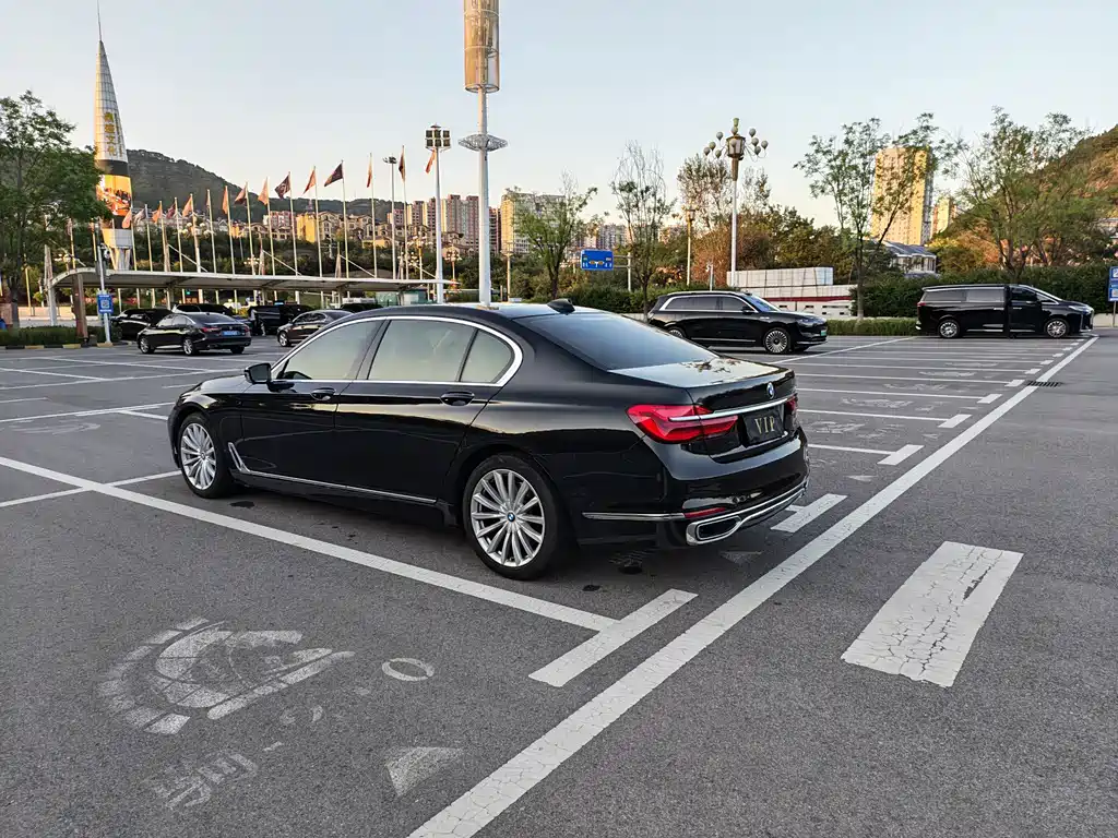 BMW 7 Series — миниатюра 7