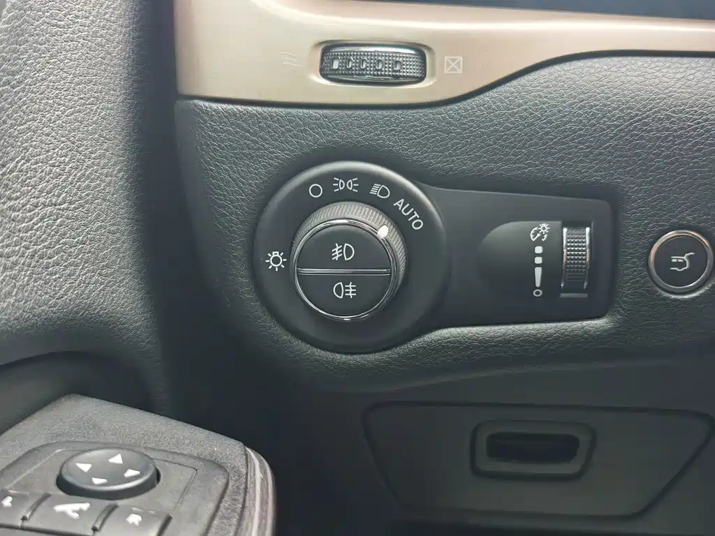 Jeep Cherokee — миниатюра 13