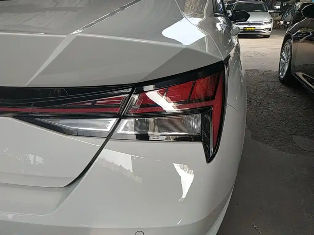 Hyundai Elantra — миниатюра 8