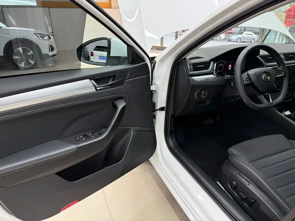 Skoda Superb — миниатюра 8
