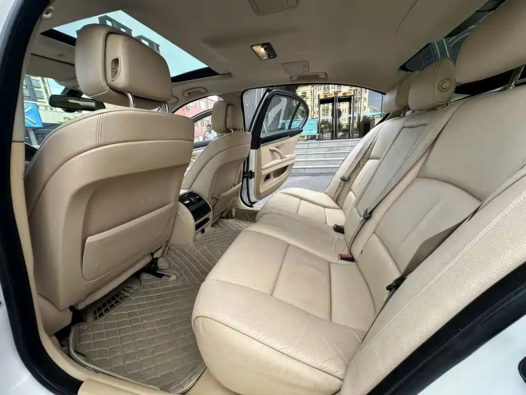 BMW 5 Series — миниатюра 8