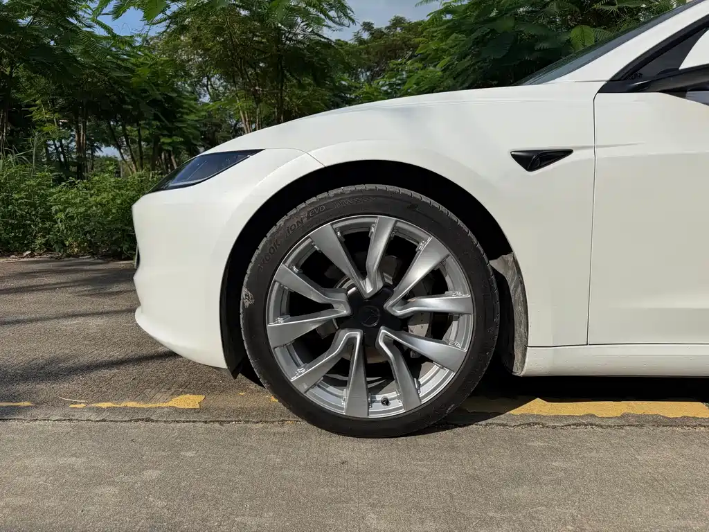 Tesla Model 3 — миниатюра 5