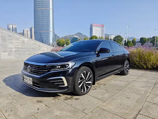 VOLKSWAGEN PASSAT 2023