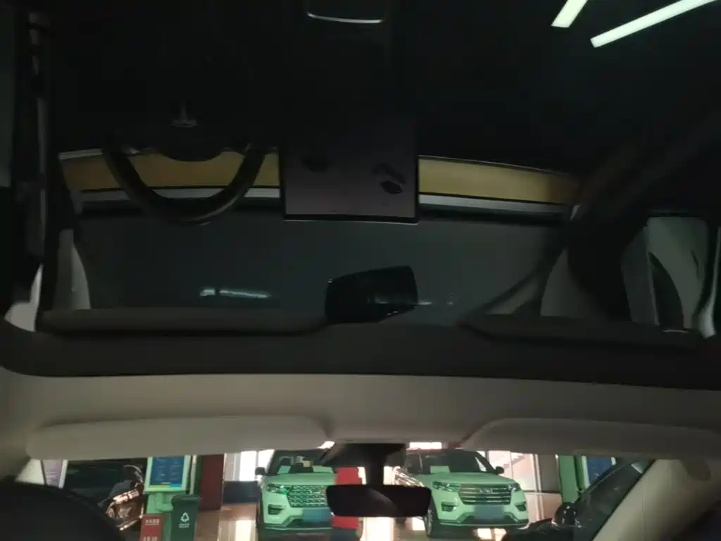 Tesla Model Y — миниатюра 18