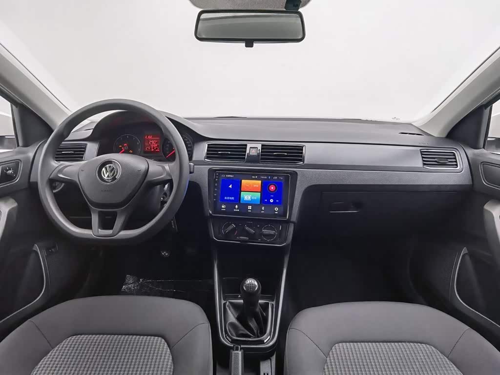Volkswagen Santana 1.5 л 2022 г. Белый, пробег 33300 км