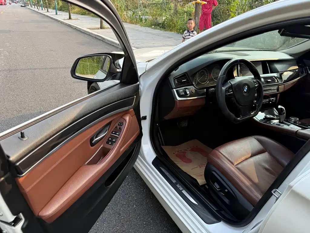 BMW 5 Series — миниатюра 6
