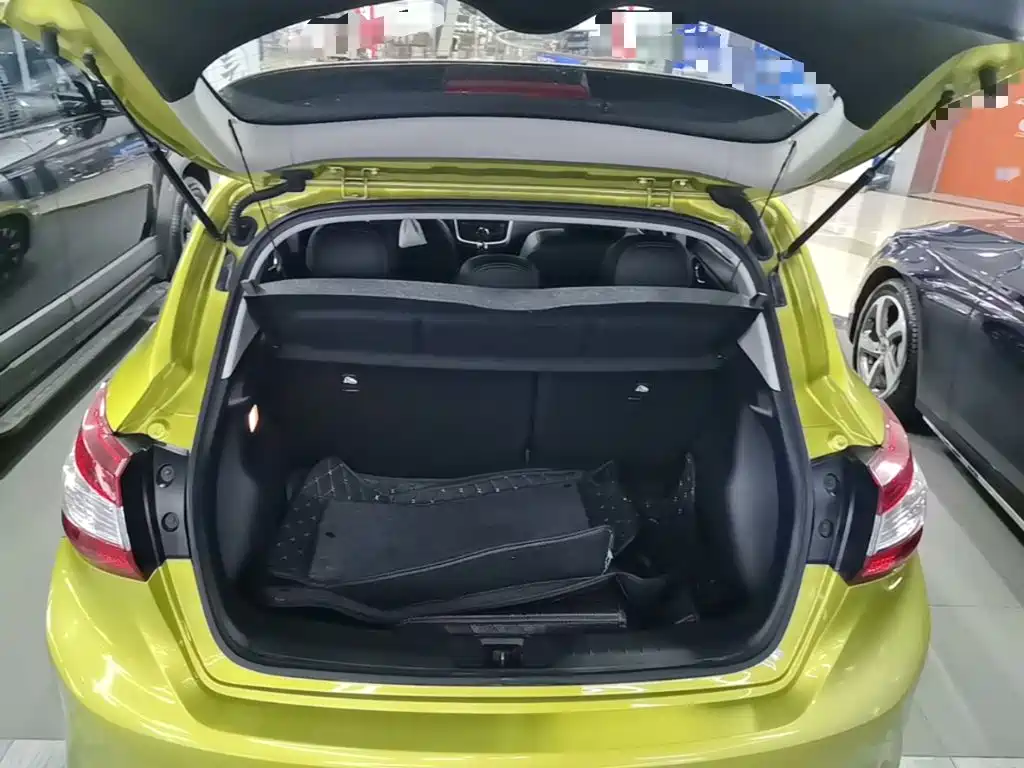 Nissan Tiida — миниатюра 19