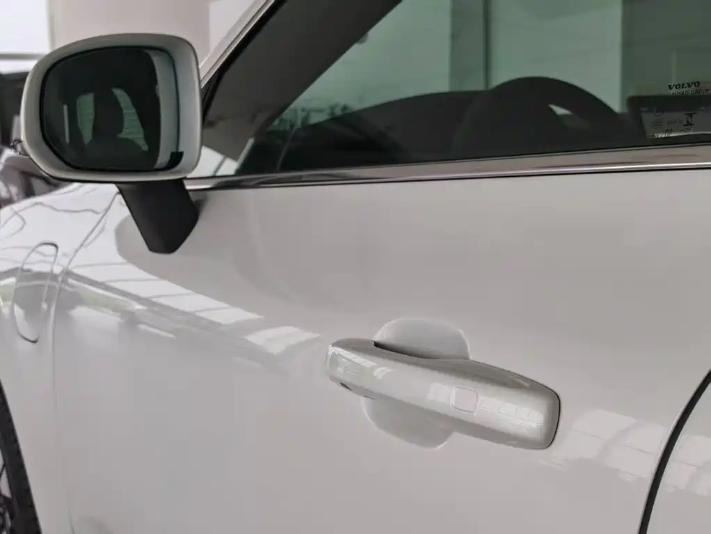 Volvo XC60 PHEV — миниатюра 9