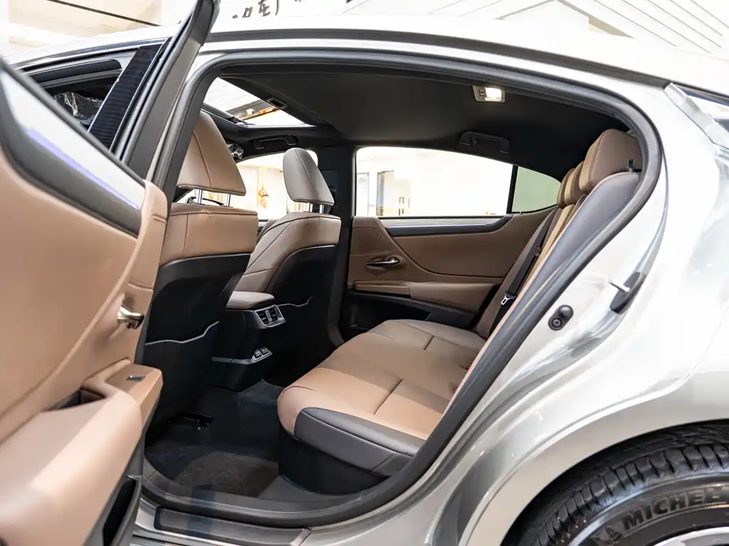 Lexus ES 2025 300h Premium