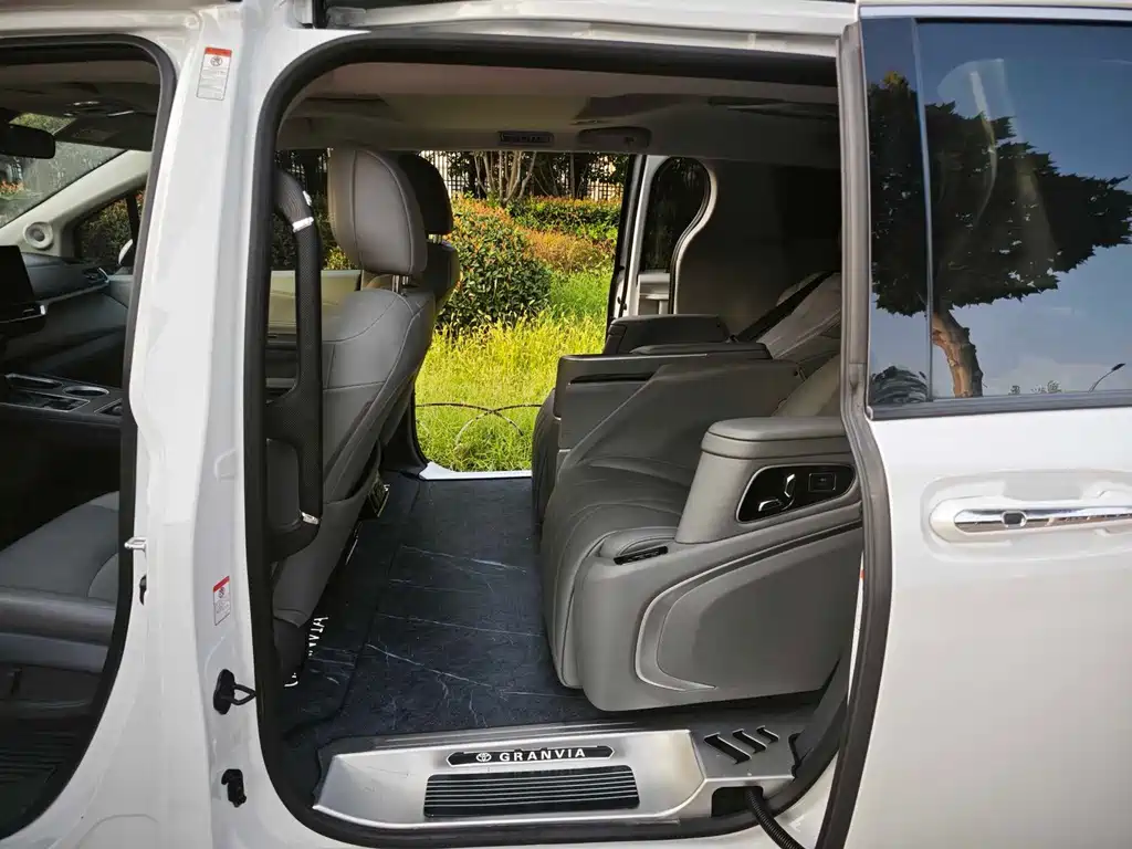 Toyota Granvia — миниатюра 3