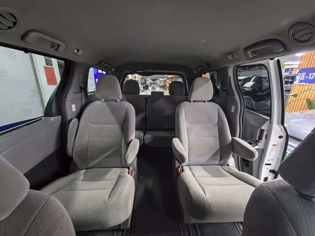 Toyota Sienna — миниатюра 7