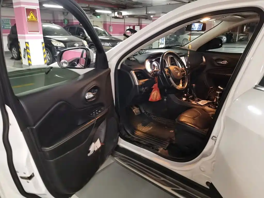 Jeep Cherokee — миниатюра 12