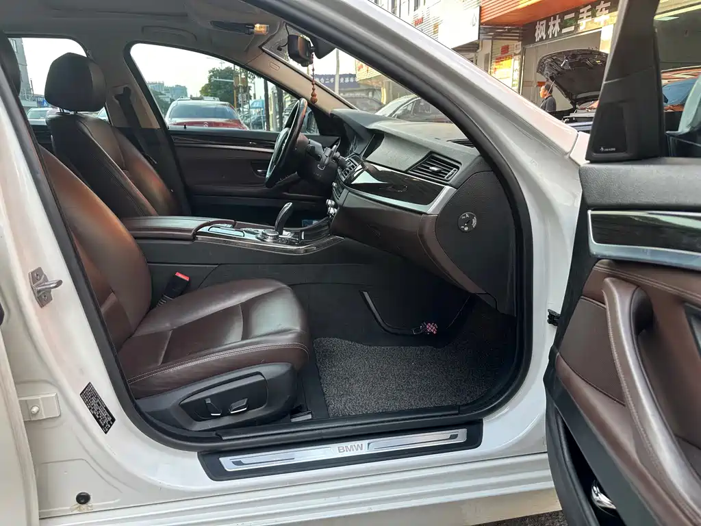 BMW 5 Series — миниатюра 12
