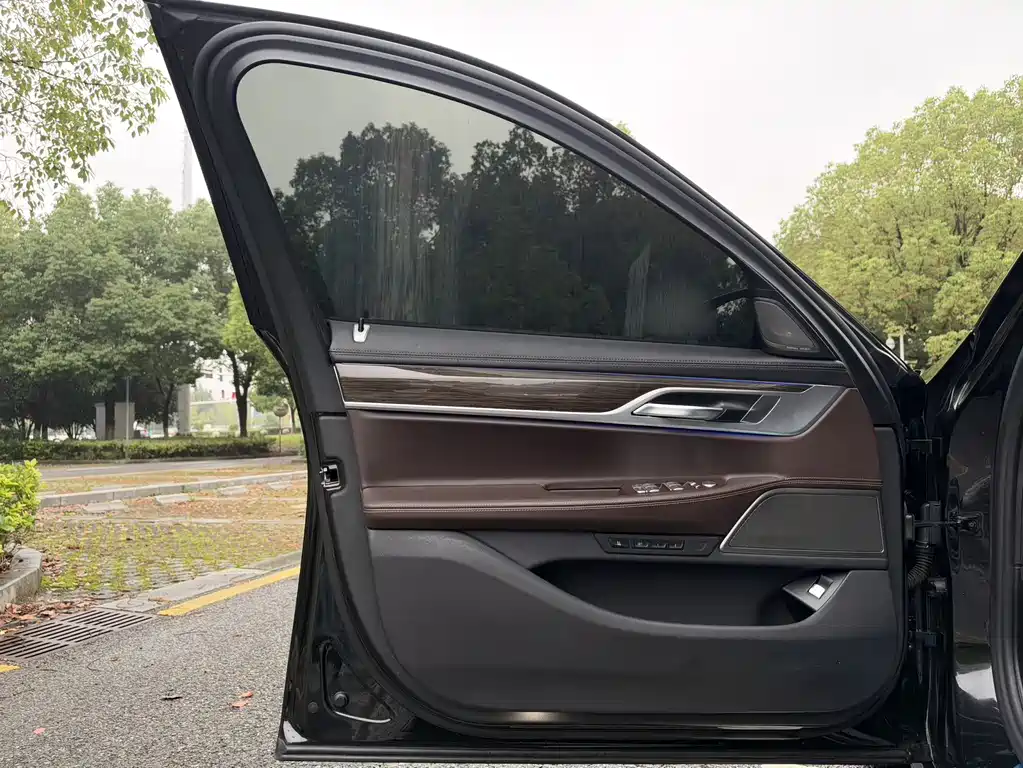 BMW 7 Series — миниатюра 12