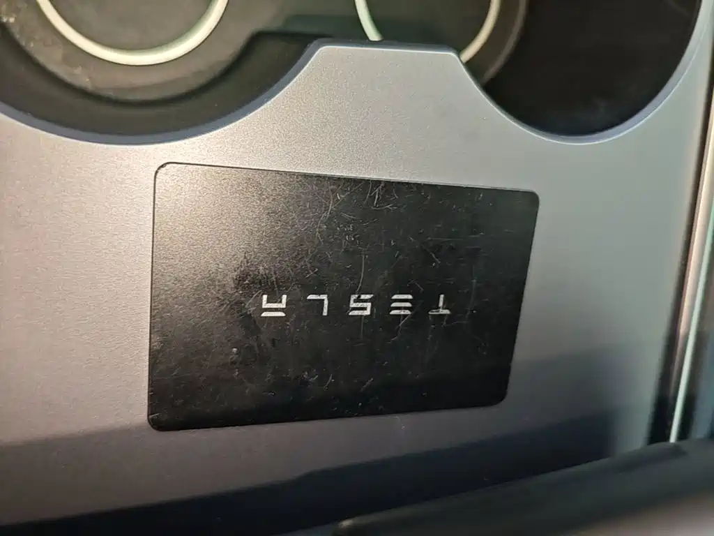Tesla Model Y — миниатюра 9