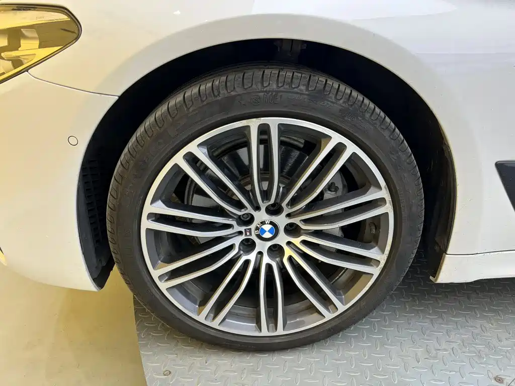 BMW 5 Series — миниатюра 9