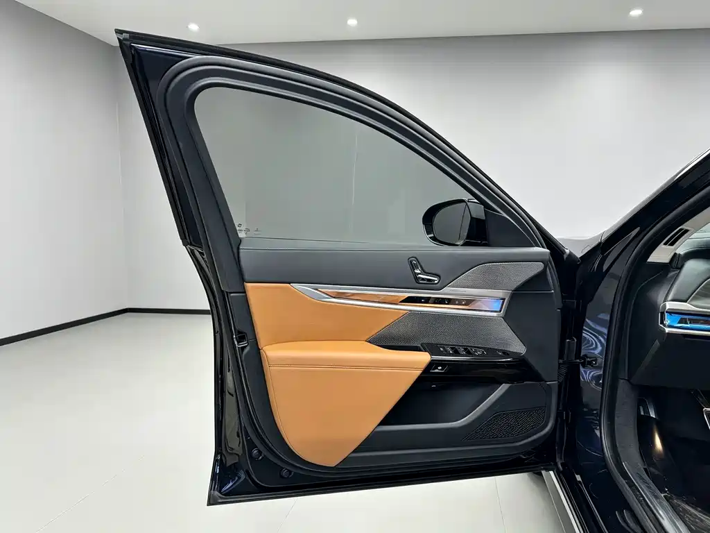 BMW 7 Series — миниатюра 4