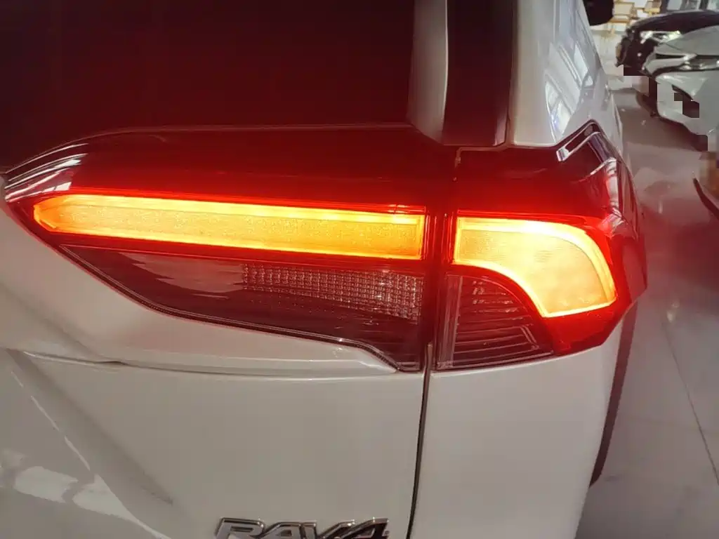 Toyota RAV4 — миниатюра 8