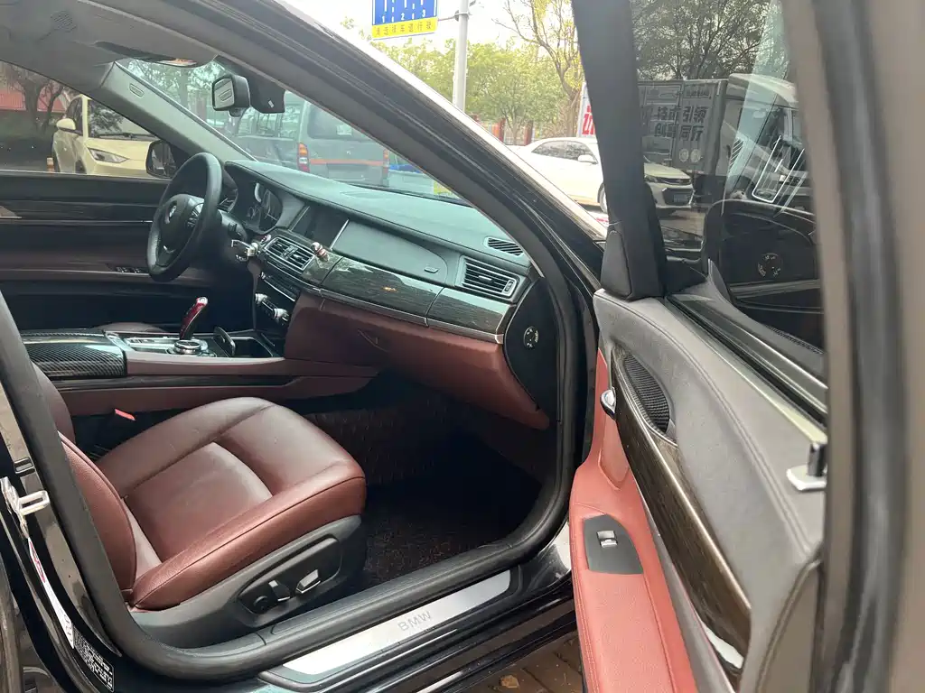 BMW 7 Series — миниатюра 10