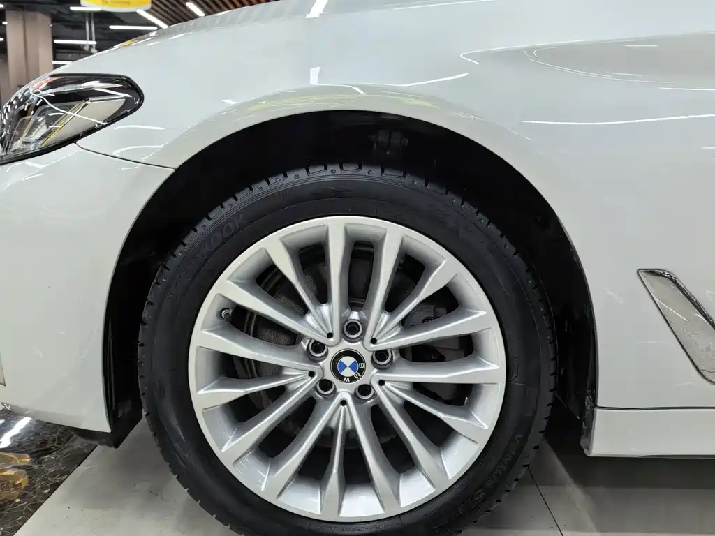 BMW 5 Series — миниатюра 13