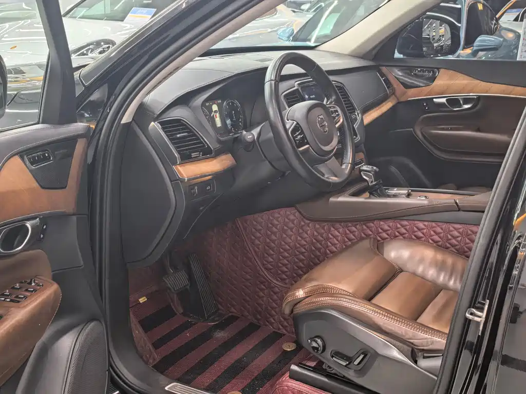 Volvo XC90 2018 T6 7 мест