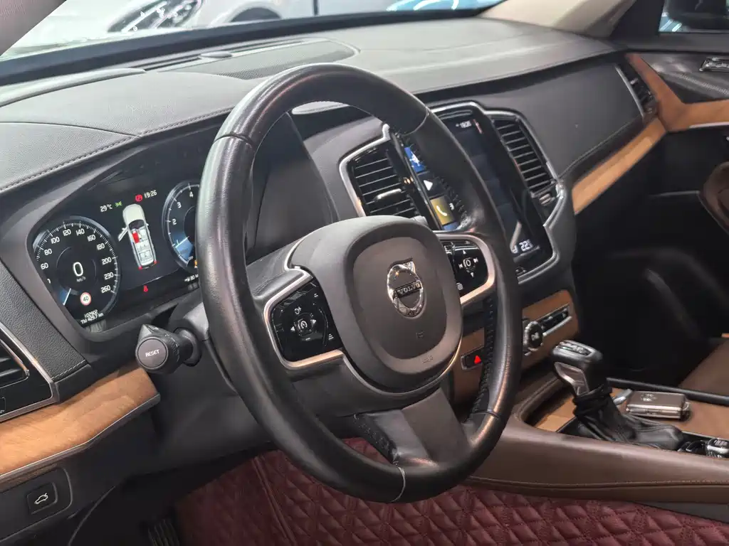 Volvo XC90 2018 T6 7 мест