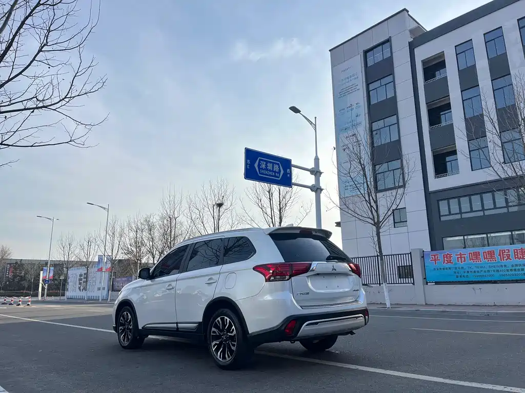 MITSUBISHI OUTLANDER