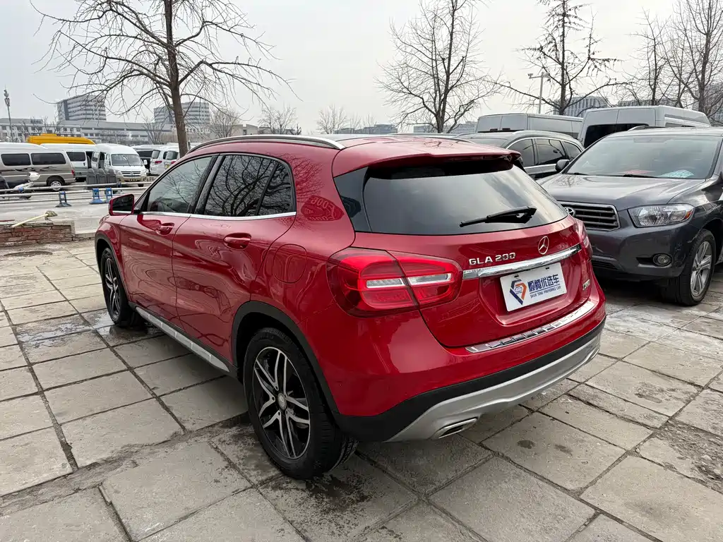 MERCEDES-BENZ GLA