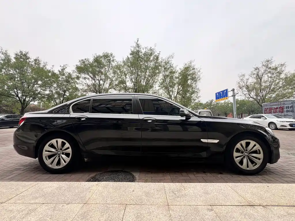 BMW 7 Series — миниатюра 7
