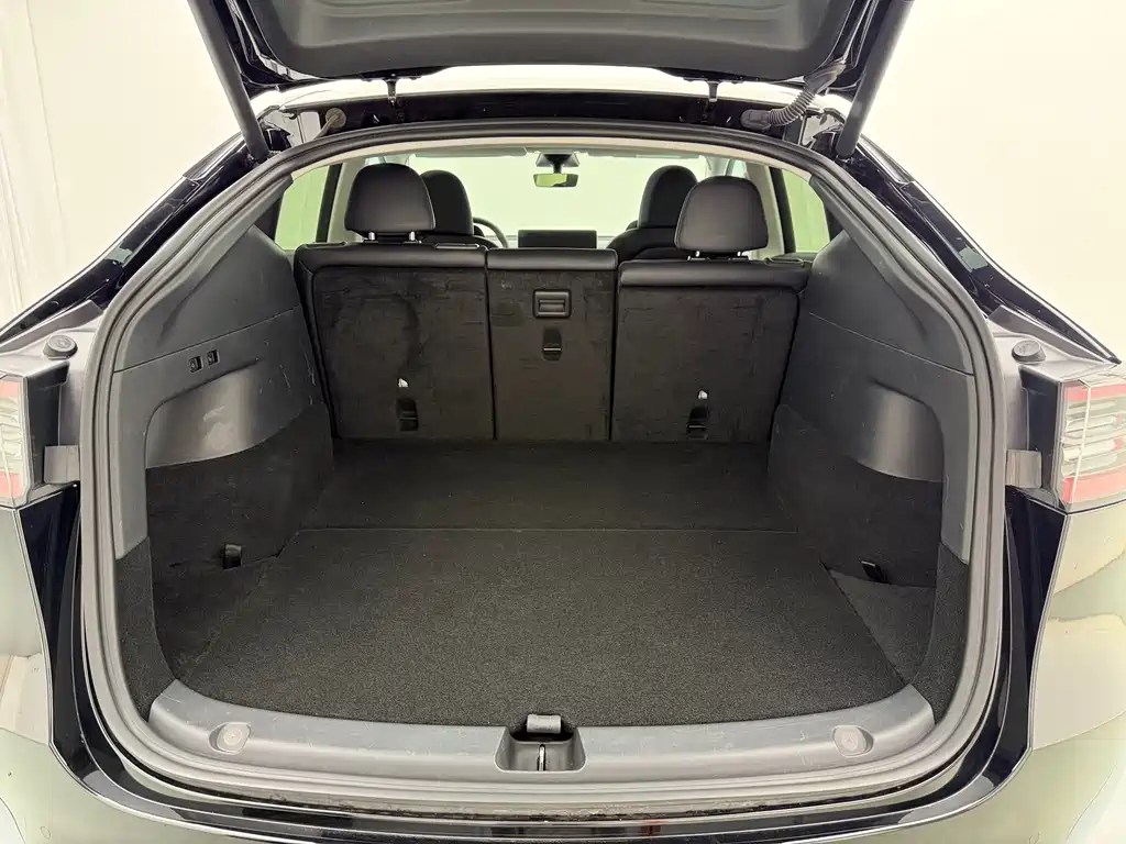Tesla Model Y — миниатюра 13
