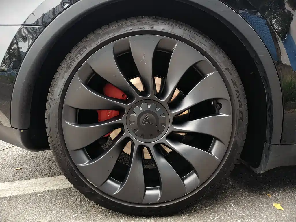 Tesla Model Y — миниатюра 15