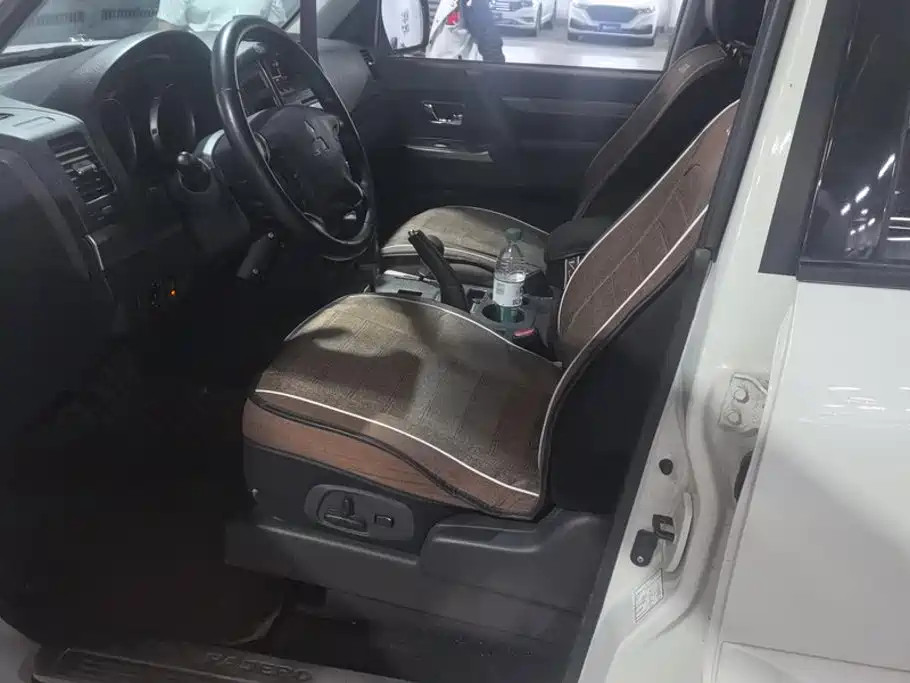 Mitsubishi Pajero (Import) — миниатюра 9