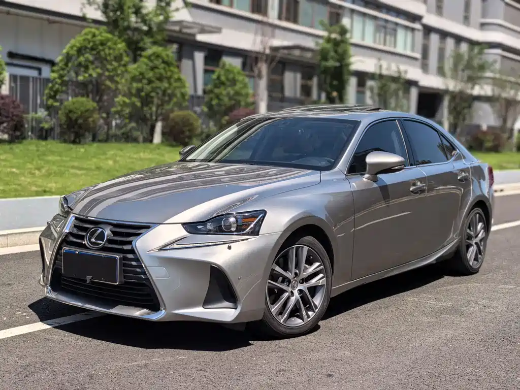 Lexus IS 2019