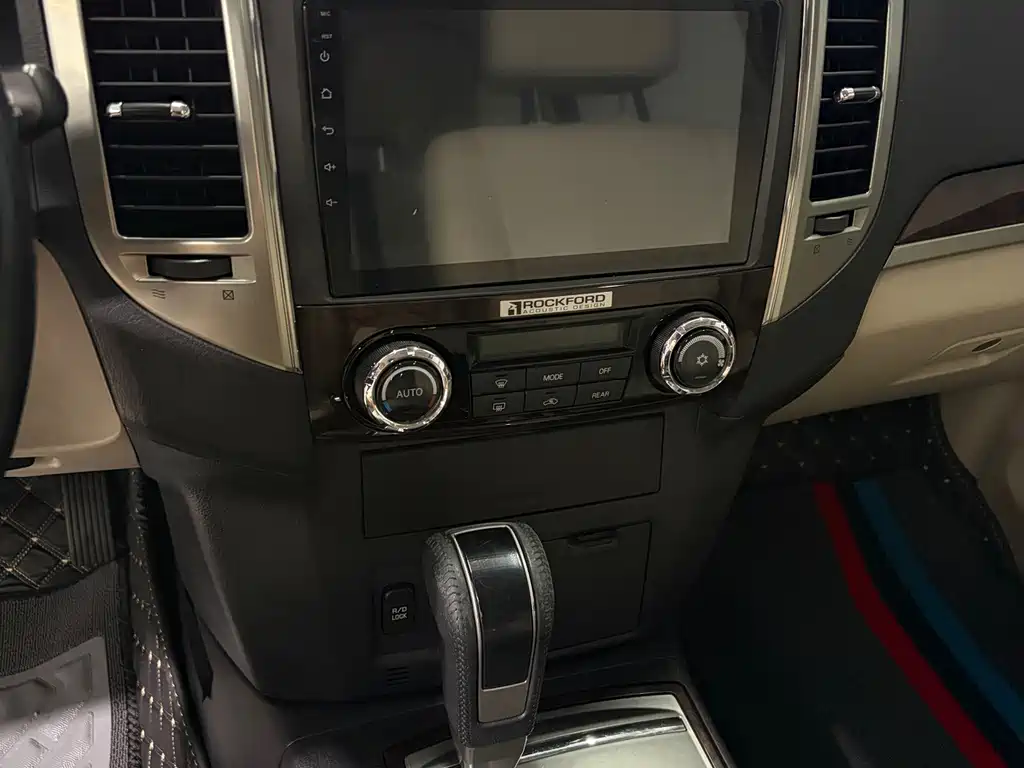 Mitsubishi Pajero (Import) — миниатюра 10