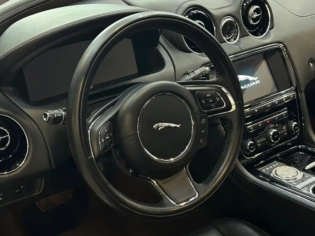 Jaguar XJ — миниатюра 15