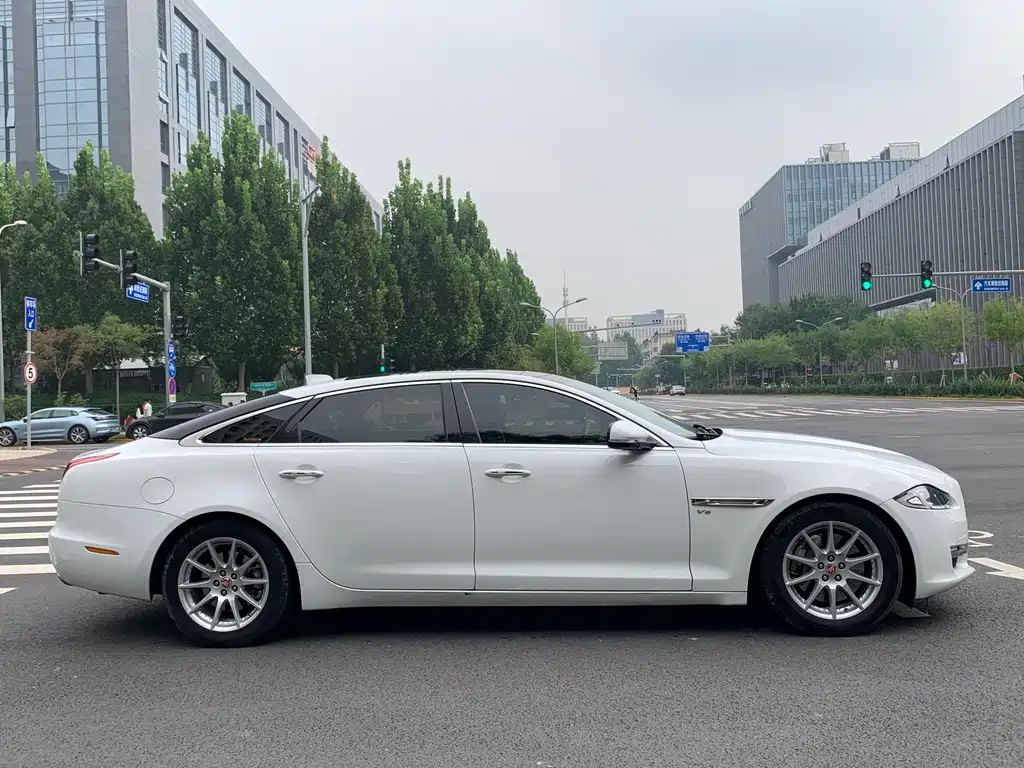 JAGUAR XJ