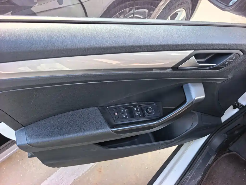 Volkswagen T-Roc — миниатюра 8