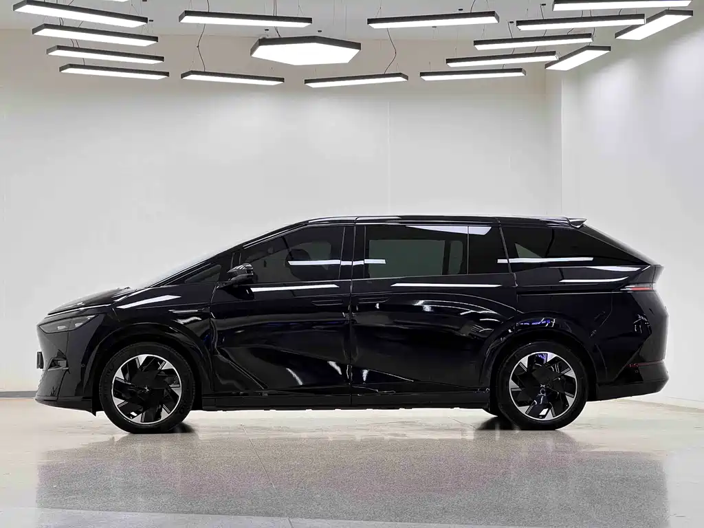 XPeng X9 — миниатюра 4