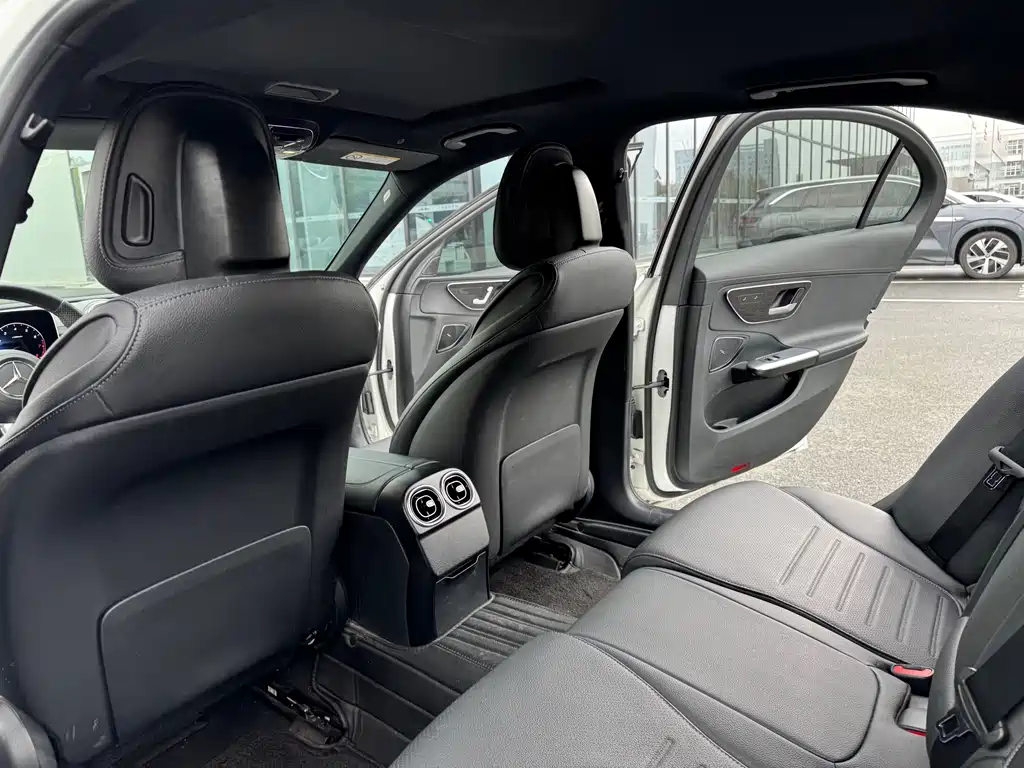 Mercedes-Benz C-Class — миниатюра 6